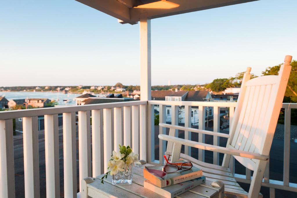 Vineyard Square Hotel And Suites Едгартаун Екстериор снимка