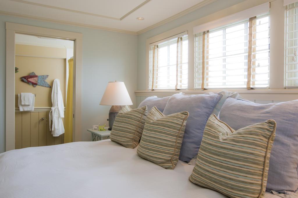 Vineyard Square Hotel And Suites Едгартаун Стая снимка