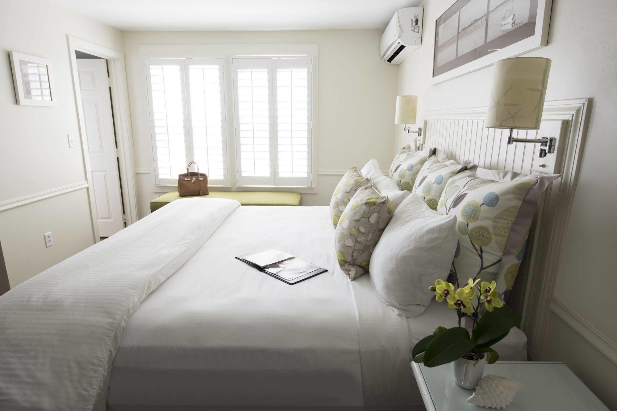 Vineyard Square Hotel And Suites Едгартаун Екстериор снимка