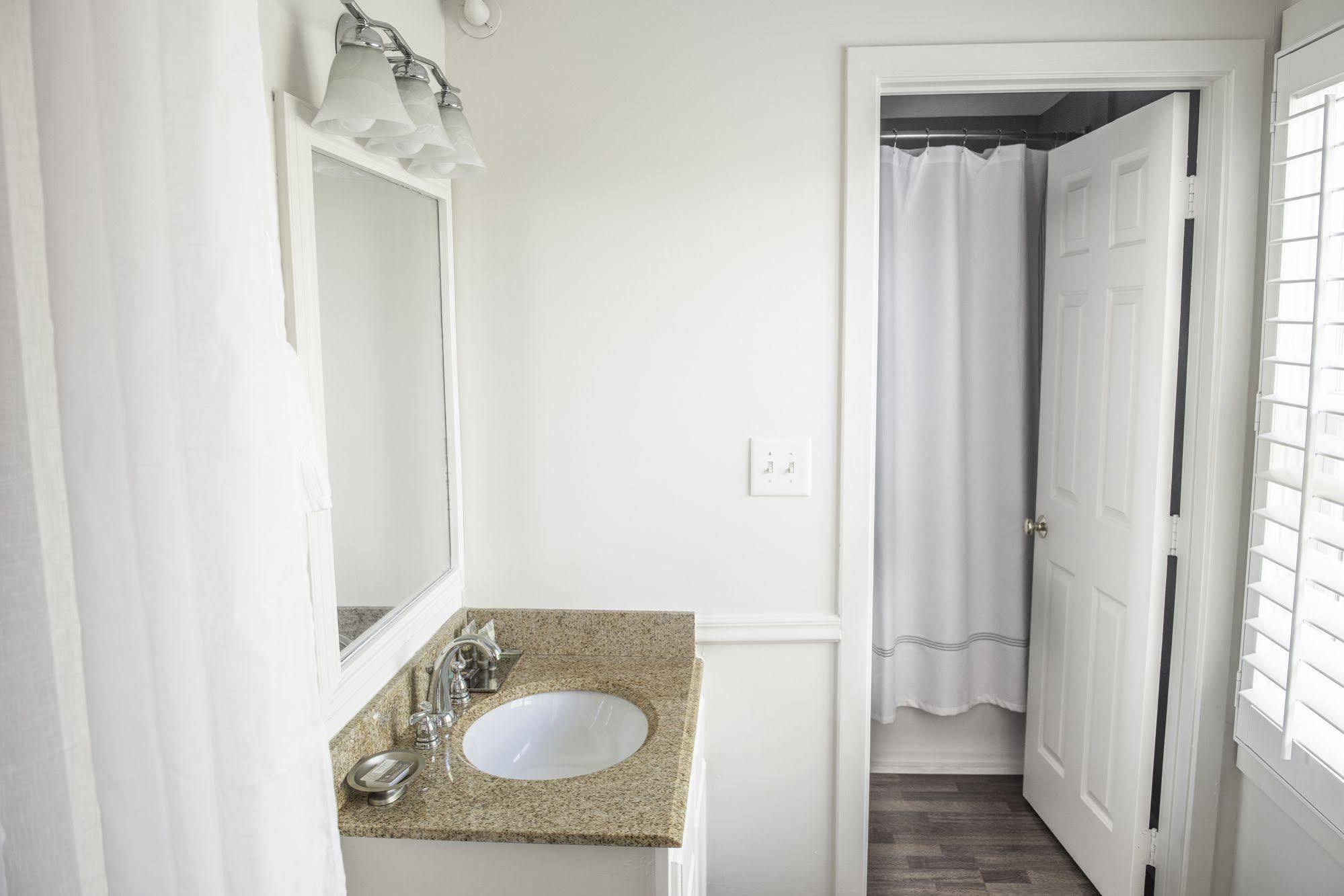 Vineyard Square Hotel And Suites Едгартаун Екстериор снимка