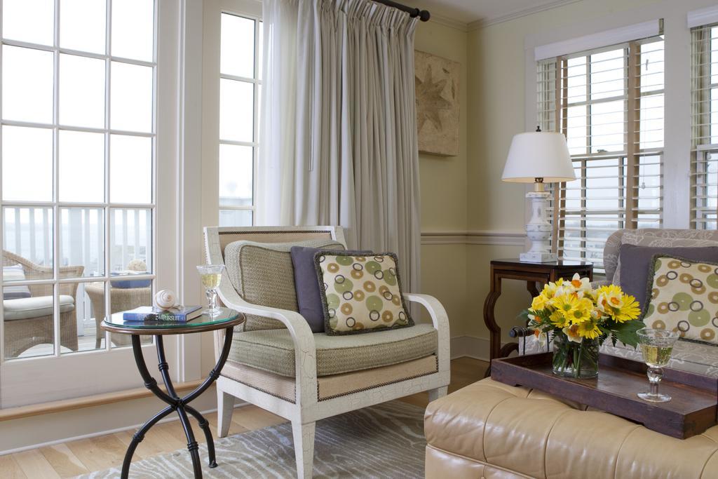 Vineyard Square Hotel And Suites Едгартаун Екстериор снимка